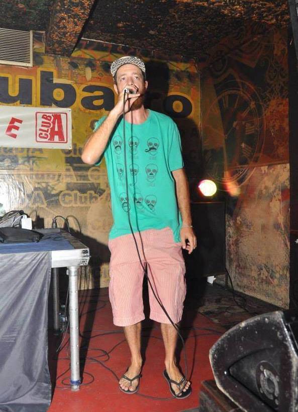 Atitudine de artist! A urcat pe scenă în papuci şi pantaloni scurţi