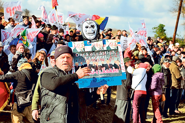 În genunchi pentru pământul lor! Peste 2.000 de oameni s-au adunat ieri la Pungeşti, ca să protesteze faţă de explorarea gazelor de şist | GALERIE FOTO
