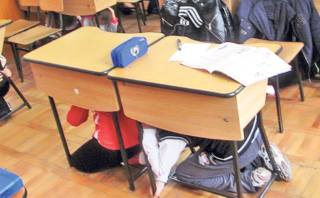 Vor să ţepuiască nişte sărmani? Oamenii din Izvoarele se plâng că firmele de asigurare au încercat să îi înşele