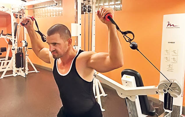 NU O SĂ-ȚI VINĂ SĂ CREZI ce artist celebru își încordează mușchii în vila Annei Lesko