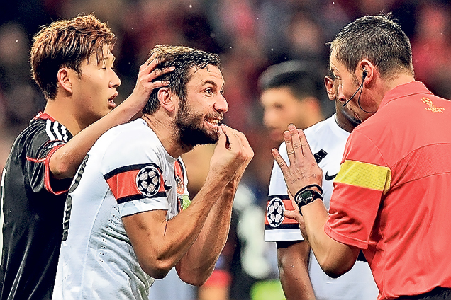 Şahtiorul lui Mircea Lucescu a fost călcat în picioare de Leverkusen!