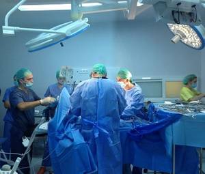 Intervenţie în premieră coordonată de Prof. Dr. Irinel Popescu la Spitalul OncoFort din Capitală
