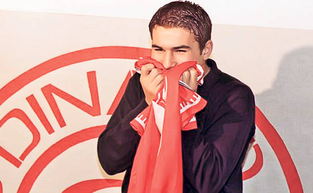 Tricou de la «Briliant»! Adrian Mutu contribuie şi el, alături de multe alte vedete, la strângerea de fonduri pentru a 35-a operaţie a Kassandrei Rotariu