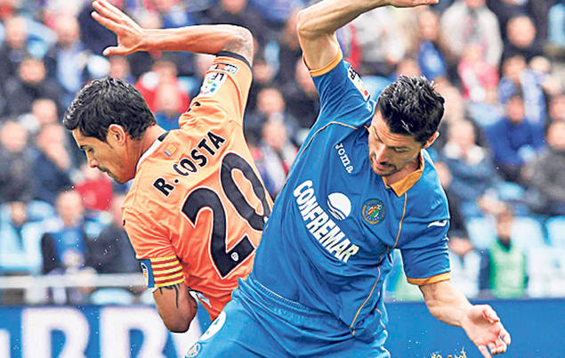 Jurnaliştii de la The Guardian l-au întrebat pe Chiricheş dacă se simte onorat de faptul că este căpitanul naţionalei României! Răspunsul a fost unul ciudat