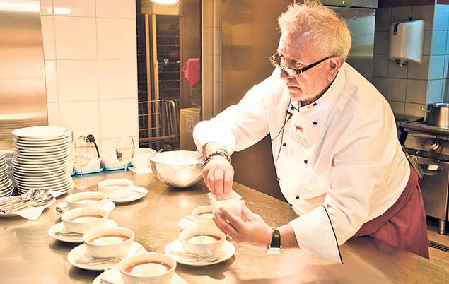 Ce să mai gătesc, nevasta să-mi mulţumesc? Silviu Prigoană şi-a etalat măiestria culinară la un concurs de gătit