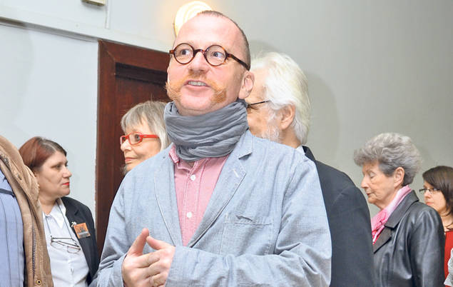 Şi-au tras bărbi şi mustăţi amuzante! Starurile noastre apelează la un look excentric, pentru a fi nu confundate