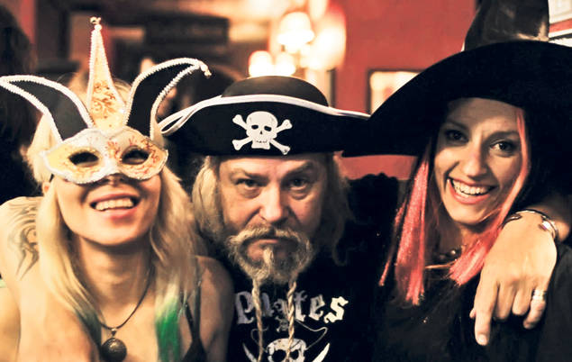 Şi-au tras bărbi şi mustăţi amuzante! Starurile noastre apelează la un look excentric, pentru a fi nu confundate