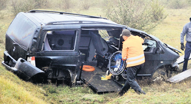 Bolidul, făcut bucăţi, pasagerii, în comă