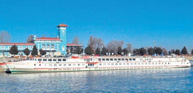 Află ce om de afaceri şi-a luat vapor, TAB, avioane şi... barjă! Indiciu: este cel mai bogat român