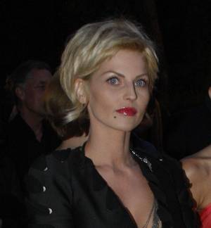 Bianca Drăguşanu FACE PRAF O PREZENTATOARE TV: "Să-i amintesc că a fost găsită clocind noaptea tarziu alte ouă decât cele ale soţului?"