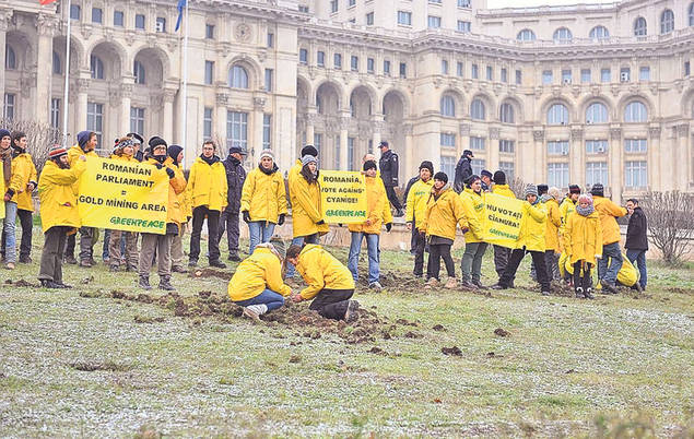Forţele de ordine au luat-o razna la Pungeşti! Costel Vârnacea: «M-au bătut şi m-au lăsat acolo, pe jos, inconştient»