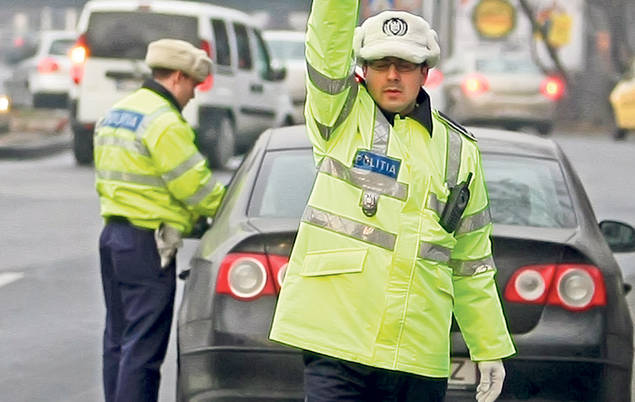 Îi prinde Revelionul la muncă! Mii de medici, poliţişti şi pompieri lucrează în noaptea dintre ani