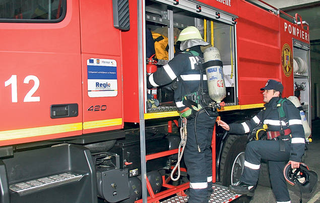 Îi prinde Revelionul la muncă! Mii de medici, poliţişti şi pompieri lucrează în noaptea dintre ani