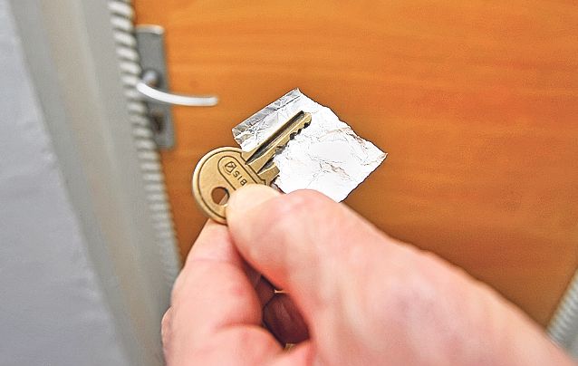 Spărgeau case folosind folii din aluminiu