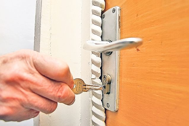 Spărgeau case folosind folii din aluminiu