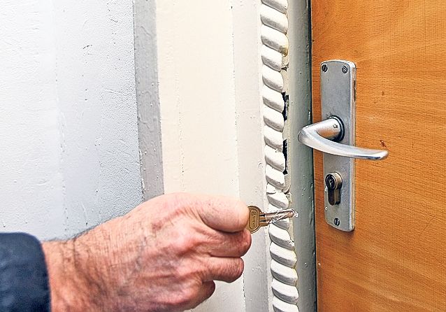 Spărgeau case folosind folii din aluminiu