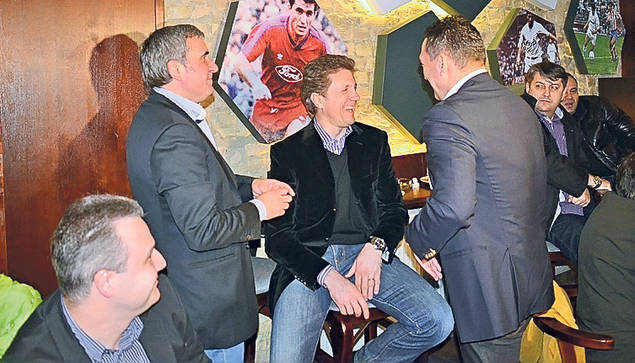 Greii fotbalului se pregătesc să intre în noul an! Petrec la mare şi la munte