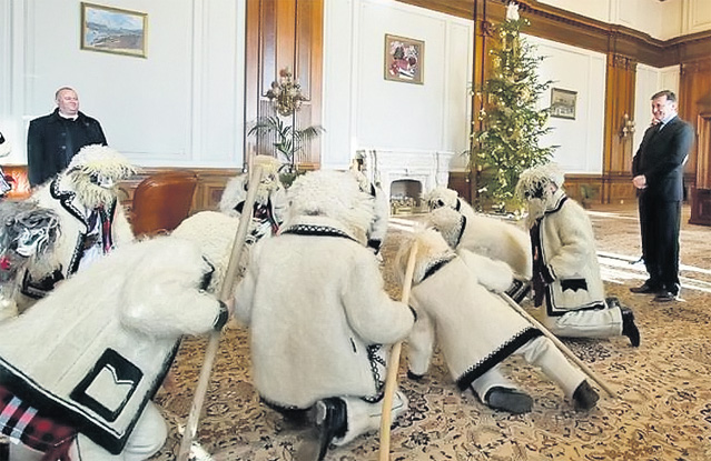 Imagini cu politicienii care au pus umărul la pregătirile de Crăciun