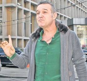 Desemnată «Femeia anului 2013», Anamaria Prodan i-a dedicat premiul soţului ei, Laurenţiu Reghecampf: «E soarele şi aerul meu»