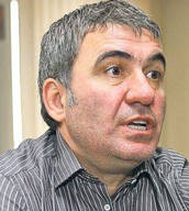 SE ASCUTE LUPTA PENTRU SCAUNUL NAŢIONALEI! Victor Piţurcă: «Nea Puiu nu are ce căuta în biroul meu. O să pun strajă la uşă!»