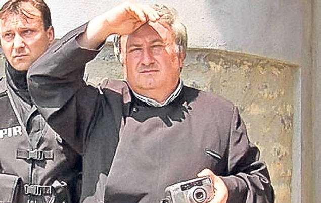 Forţele de ordine au luat-o razna la Pungeşti! Costel Vârnacea: «M-au bătut şi m-au lăsat acolo, pe jos, inconştient»