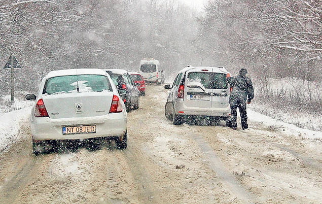 E PRĂPĂD! Deşi autorităţile au alertat oamenii, mulţi şoferi s-au încăpăţânat să iasă pe şosele | FOTO