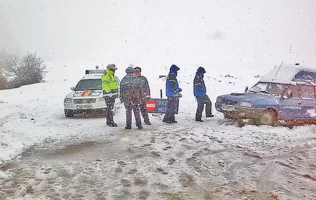 E PRĂPĂD! Deşi autorităţile au alertat oamenii, mulţi şoferi s-au încăpăţânat să iasă pe şosele | FOTO