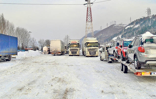 E PRĂPĂD! Deşi autorităţile au alertat oamenii, mulţi şoferi s-au încăpăţânat să iasă pe şosele | FOTO