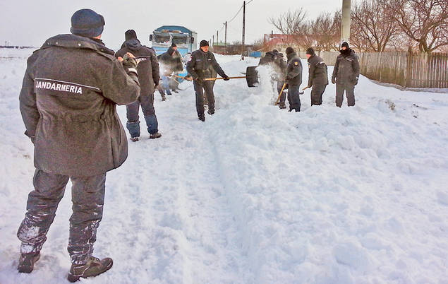 Sătenii din Călăraşi peste care s-a abătut IADUL ALB au fost deszăpeziţi de jandarmi: «Ce bine, măicuţă, că aţi venit!»