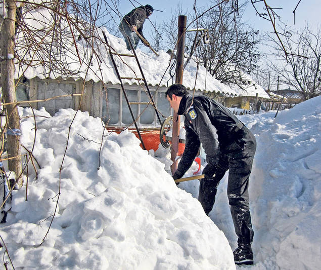 Sătenii din Călăraşi peste care s-a abătut IADUL ALB au fost deszăpeziţi de jandarmi: «Ce bine, măicuţă, că aţi venit!»