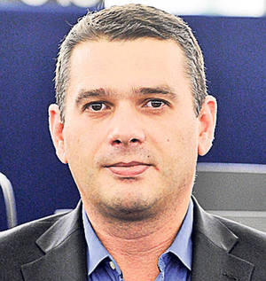 Uite ce preocupări are apropiata lui Iliescu din Parlamentul European! N-o să-ţi vină să crezi ce acuze DURE i-a adus un coleg!