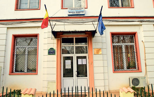 După scandalul şpăgii din şcoli, profesorii nu mai vor NICI UN FIR de TRANDAFIR