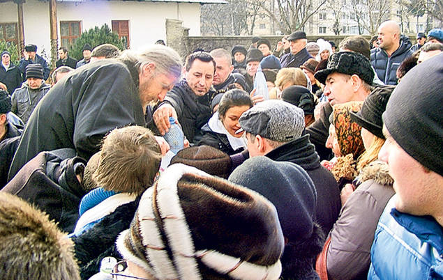 Au stins incendiul cu agheasmă