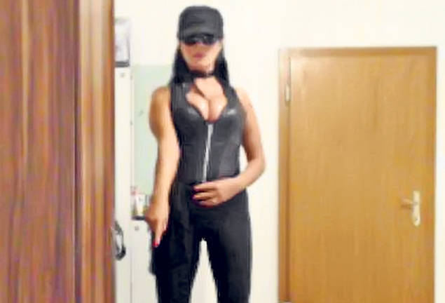 Şoc! Fiica lui Moculescu e damă de companie