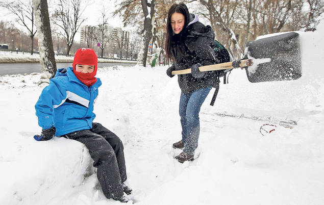 Jos pălăria! Student de 10 la lopată! Un tânăr din Roman a pornit un protest inedit în Capitală