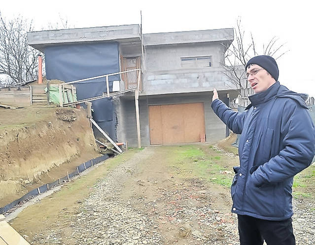 Un ieşean îşi construieşte «vilă de hobbit»