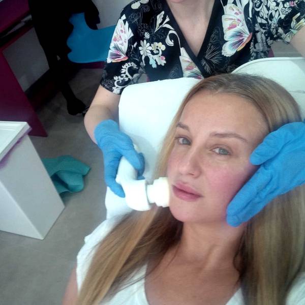 Tania Budi, GAFĂ DE NEIERTAT! Uite cum se afişează cu RĂDĂCINILE PĂRULUI NEVOPSITE | FOTO ÎN ARTICOL