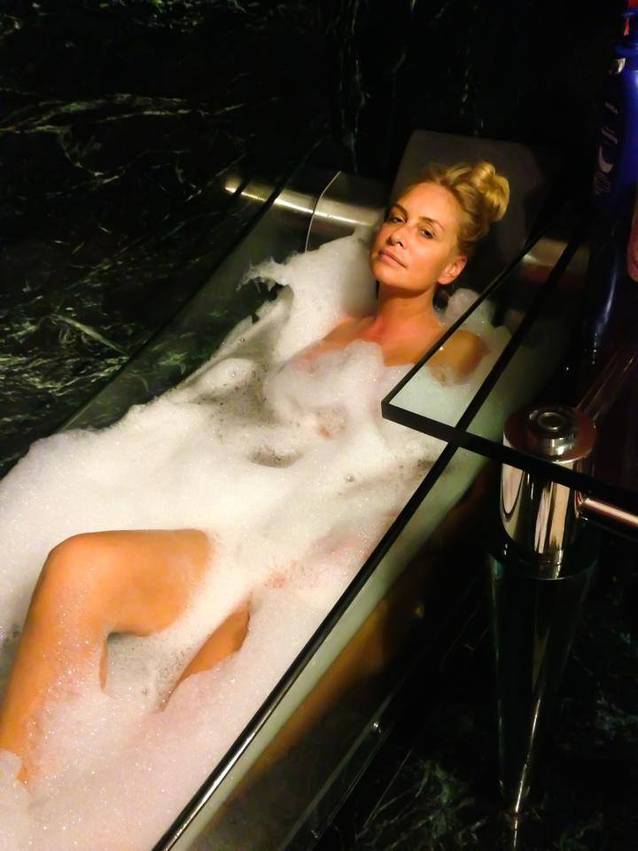 Vica Blochina, GOALĂ ÎN CADĂ! Oare cine i-a făcut ACEASTĂ POZĂ DEOCHEATĂ? | FOTO ÎN ARTICOL