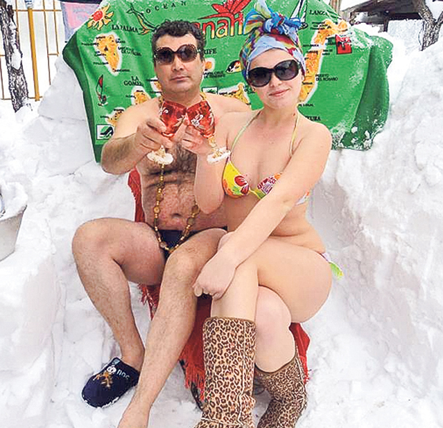 La plajă, în nămeţi! O tânără din Prahova şi tatăl ei au avut o idee trăsnită de a face haz de necaz | FOTO