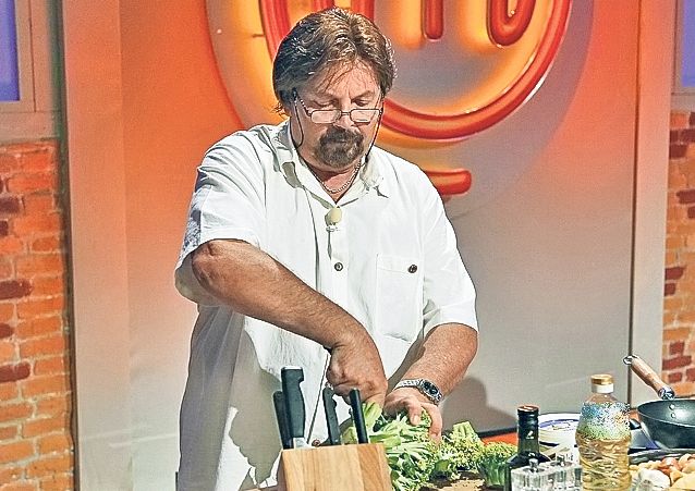 EXCLUSIV | La 61 de ani, Gabriel Dorobanţu s-a retras «la ţară», cu mama lui!