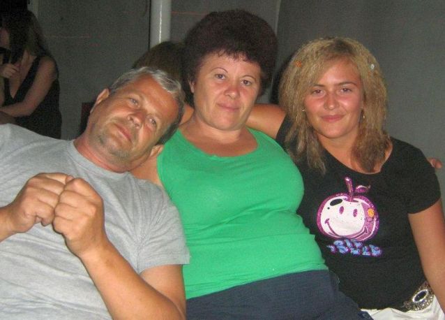 Suferinţă fără margini pentru tânărul care şi-a pierdut părinţii şi sora în accidentul feroviar din Vaslui! Azi şi-a îngropat toată familia | FOTO