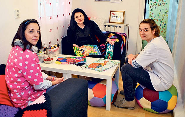 «Îngerul copiilor» este o mână de om! Raluca Tănase a adunat câţiva voluntari care, zi de zi, îi înveselesc pe piticii bolnăviori