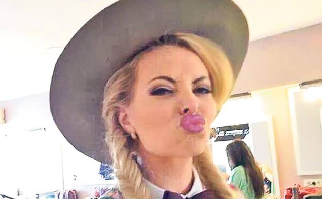 Ce feţe «de balamuc» au unii în poze! Moda asta face “ravagii” în lumea vedetelor