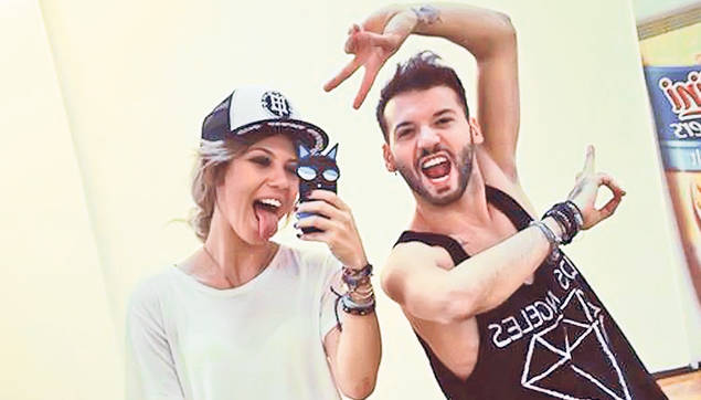 Ce feţe «de balamuc» au unii în poze! Moda asta face “ravagii” în lumea vedetelor
