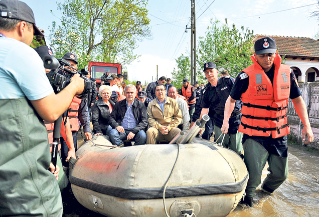 Situaţie dramatică în judeţul Buzău, unde doi oameni luaţi de viitură sunt încă dispăruţi!