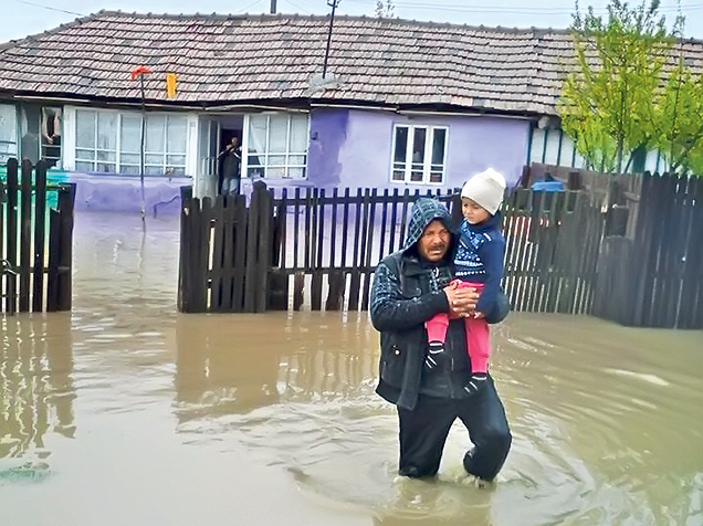 Înghiţiţi de ape, în ziua de Paşte! Un copil şi un adult au murit, iar alte două persoane sunt date dispărute