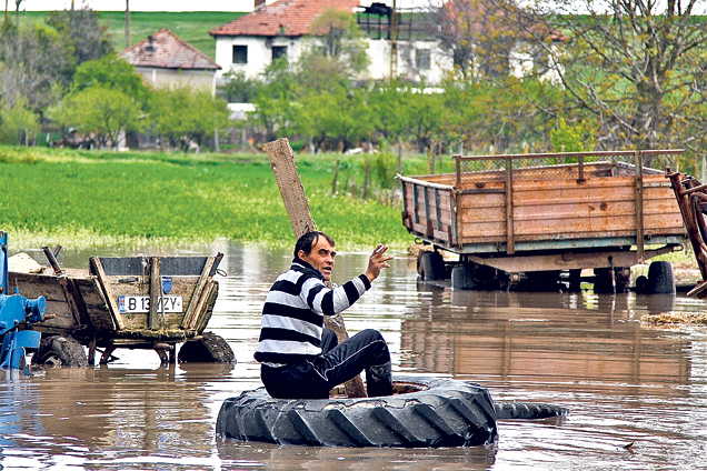 Înghiţiţi de ape, în ziua de Paşte! Un copil şi un adult au murit, iar alte două persoane sunt date dispărute