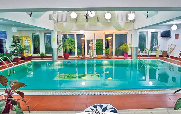 Găinuşă, gonit de Paşte de turişti din propria ogradă