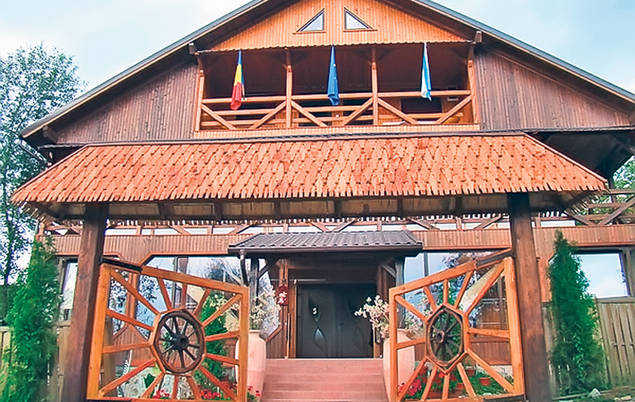 Găinuşă, gonit de Paşte de turişti din propria ogradă