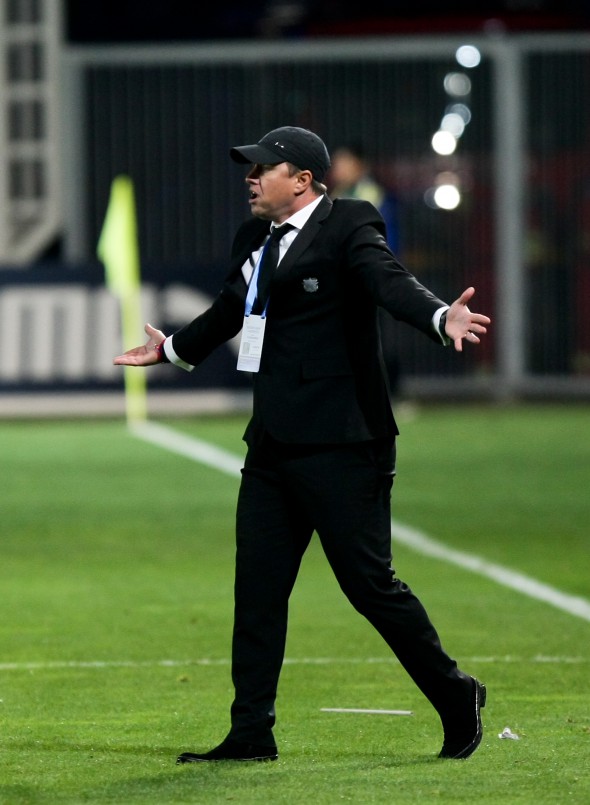 Laurenţiu Reghecampf putea declansa prin hora bucuriei de la finalul partidei cu Petrolul, un adevărat macel. FOTO:ALEX DOBRE